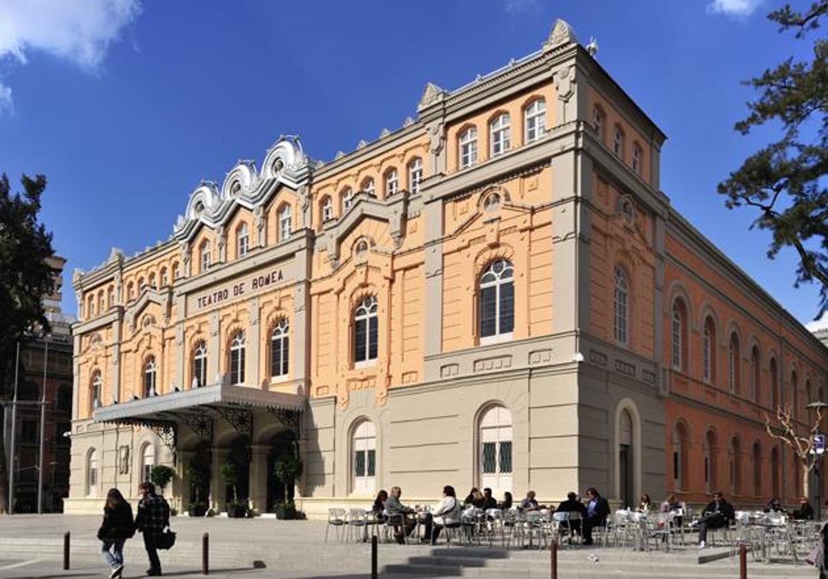 Fachada del Teatro Romea de Murcia, donde se plantará la hoguera de las convivencias.