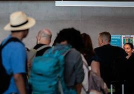 Turistas llegando al aeropuerto de Alicante-Elche.
