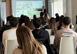 na treintena de alumnos han podido conocer en primera persona la labor del centro.