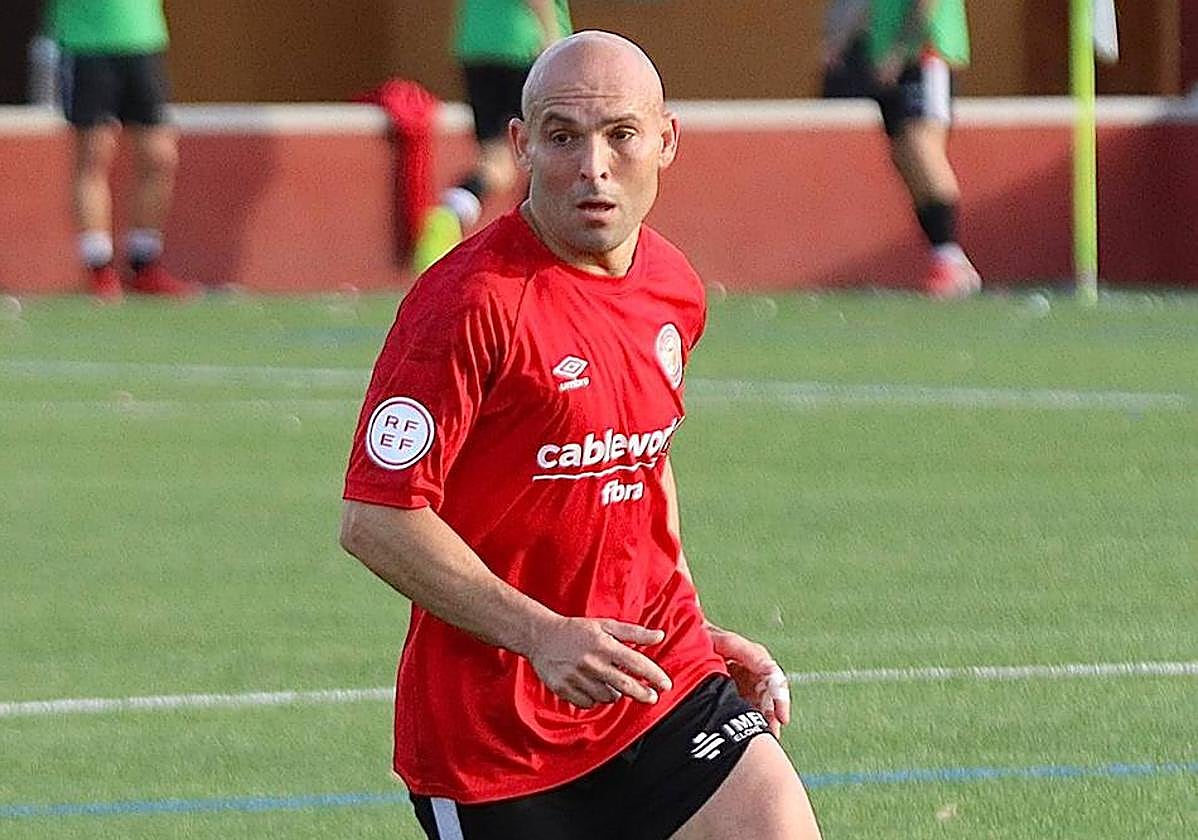 Luis Ortiz, en primer término, antes de un partido del Jove Español.