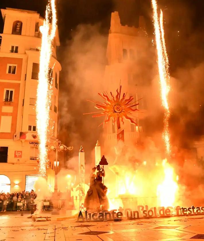 Imagen secundaria 2 - Desfile, mascletà y cremà en las últimas convivencias en Córdoba, en 2023.