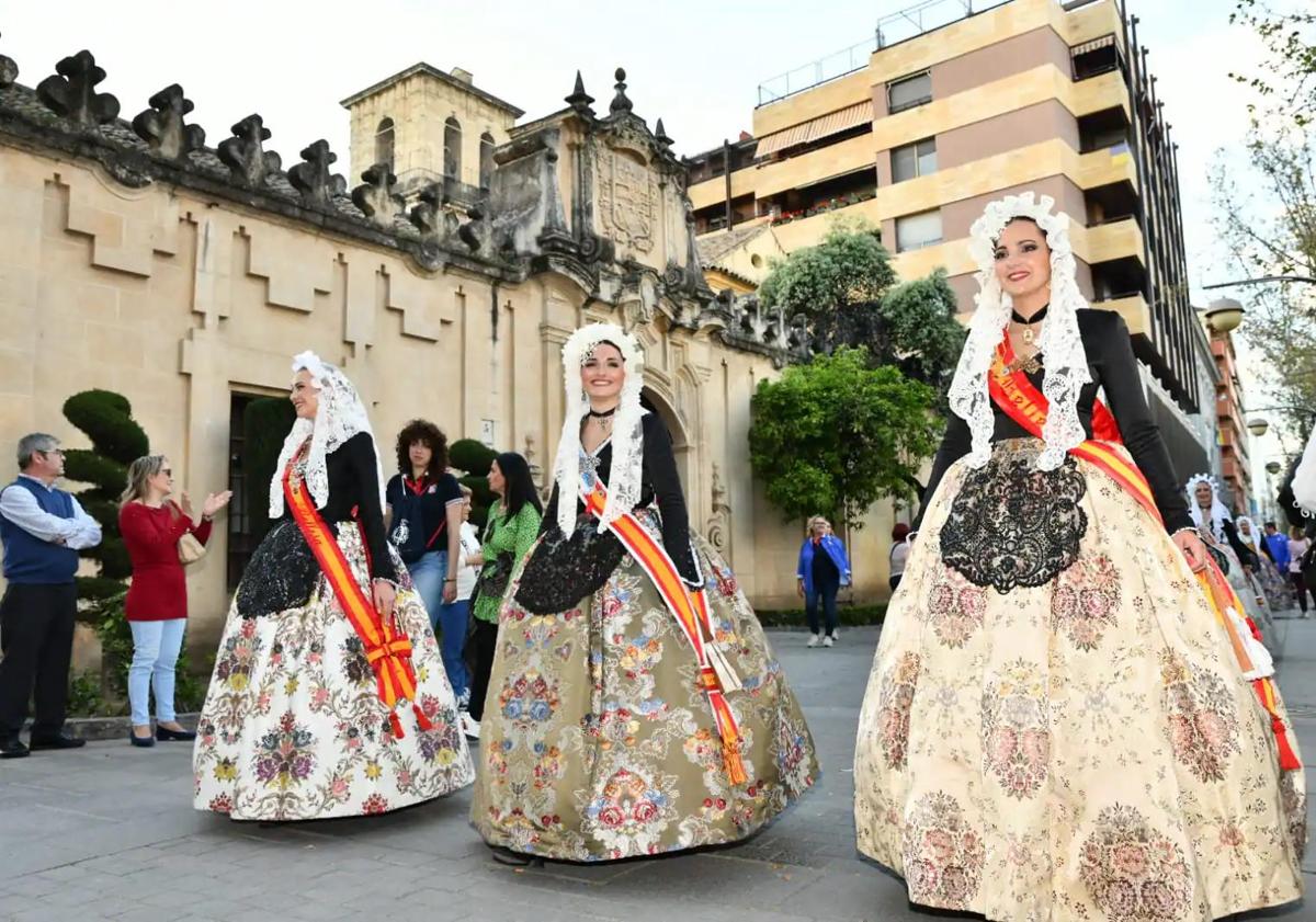 Imagen principal - Desfile, mascletà y cremà en las últimas convivencias en Córdoba, en 2023.