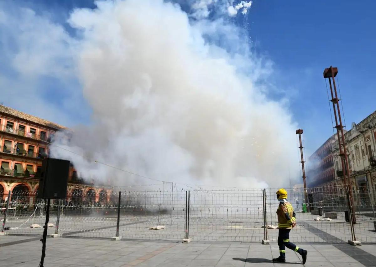 Imagen secundaria 1 - Desfile, mascletà y cremà en las últimas convivencias en Córdoba, en 2023.