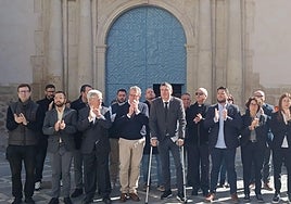 Imagen del minuto de silencio en La Vila Joiosa