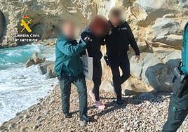 Los agentes, con la mujer desaparecida.