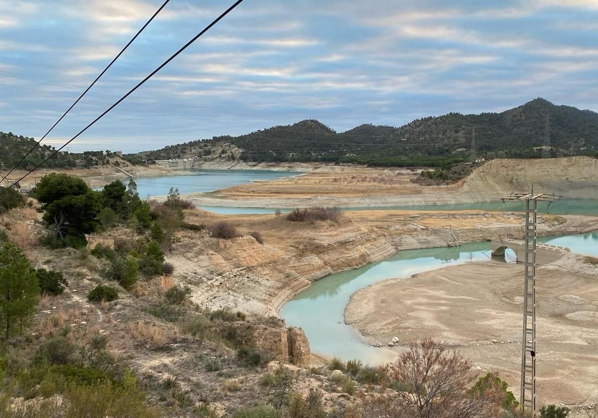 Embalse del Amadorio, al mínimo de su capacidad.