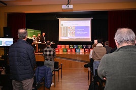 María Ángeles Menéndez, Raquel Martí y Vicent Grimalt en el minuto de silencio en la UNED.