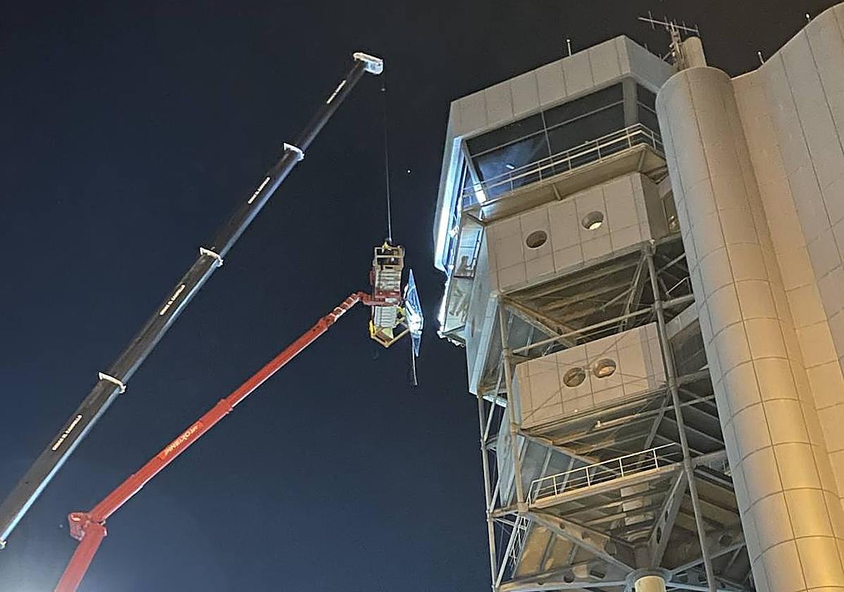 Cambio del cristal en la torre de control aéreo.