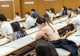 Escolares realizan la PAU en la Universidad de Alicante.