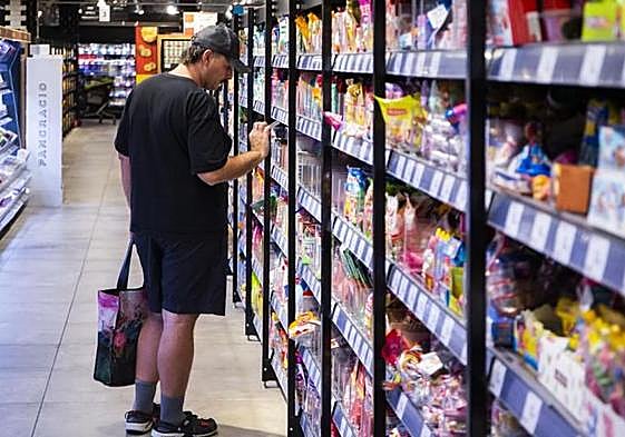 Un hombre hace la compra en un supermercado.