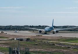 Aviones en las instalaciones del aeropuerto de Alicante-Elche Miguel Hernández.
