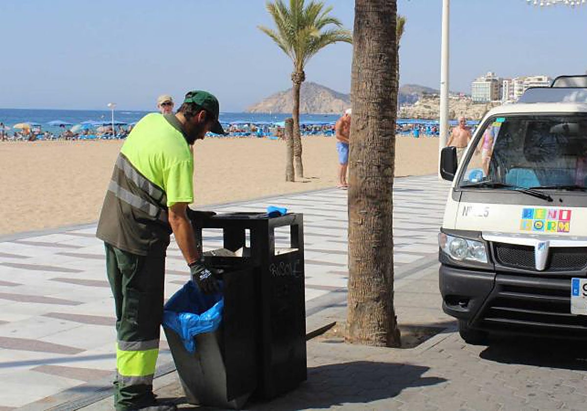 Un operario de la limpieza urbana en la playa de Levante de Benidorm