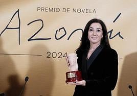 Cristina López Barrio con el Premio Azorín en sus manos.