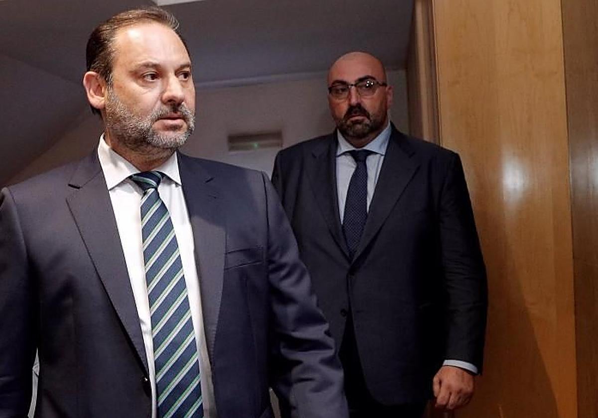 El exministro de Transportes, José Luis Ábalos, y su asesor, Koldo García.