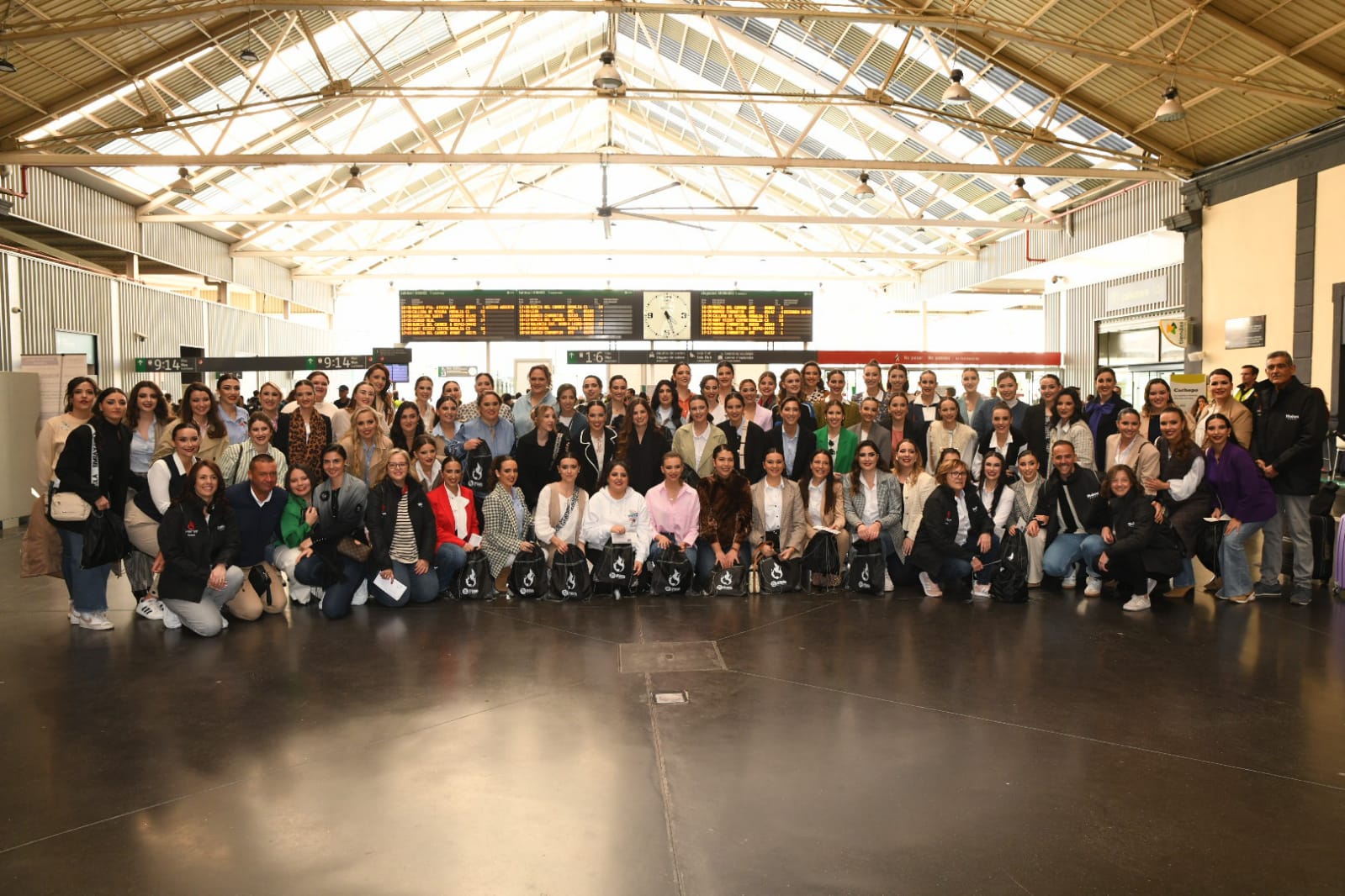 Las candidatas a bellea del foc suben al tren para llevar su esencia a Murcia