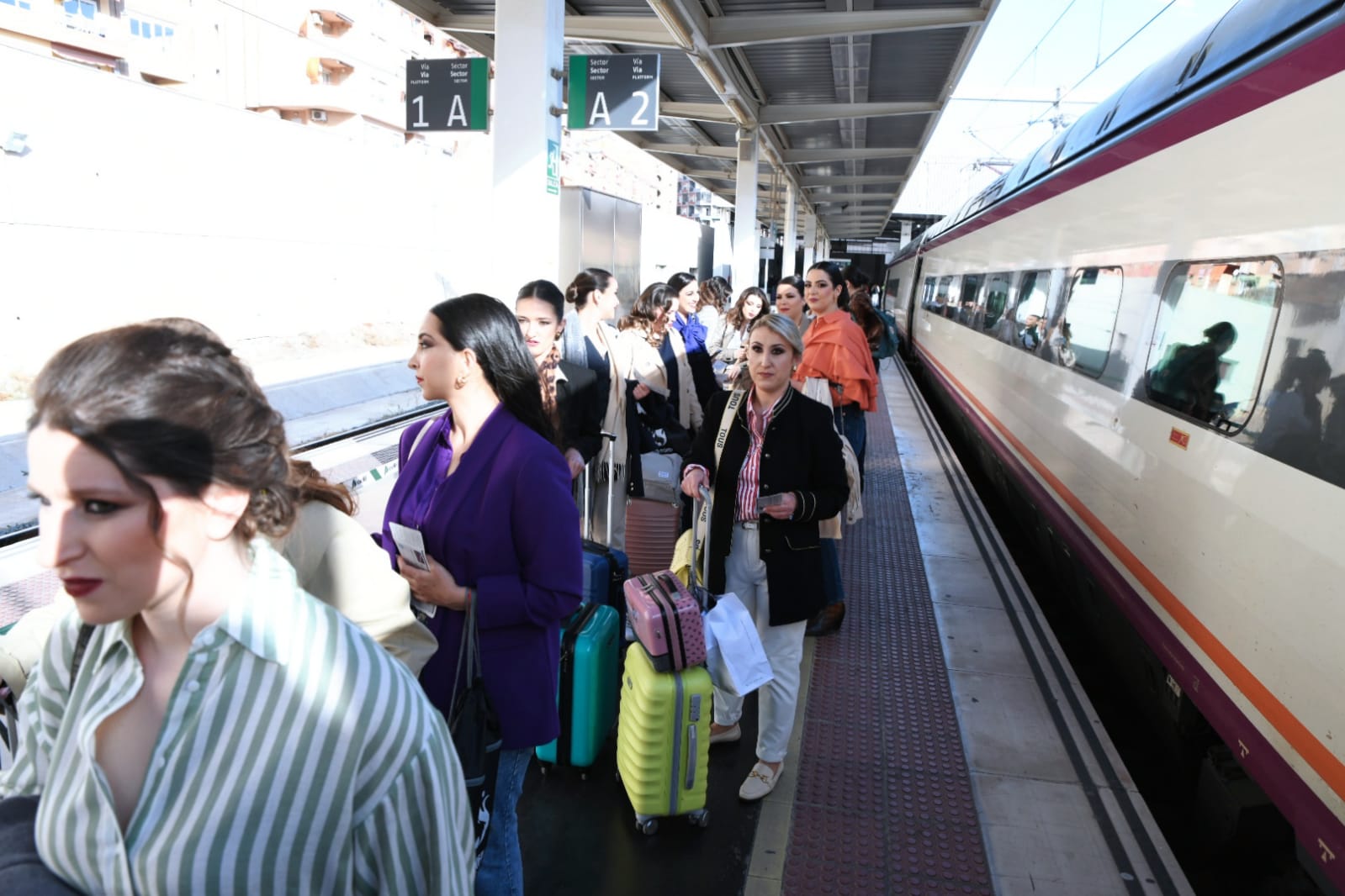 Las candidatas a bellea del foc suben al tren para llevar su esencia a Murcia