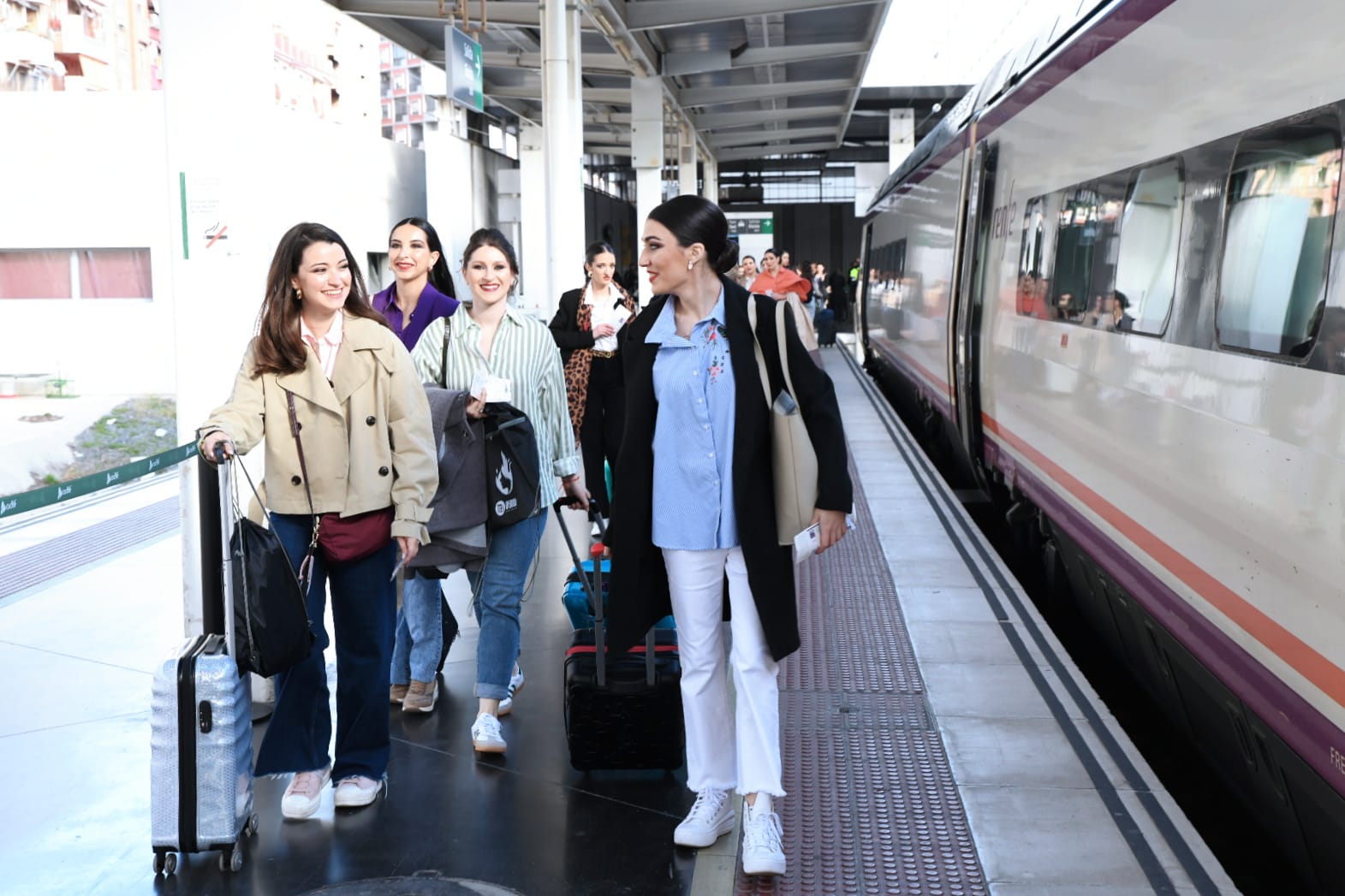 Las candidatas a bellea del foc suben al tren para llevar su esencia a Murcia