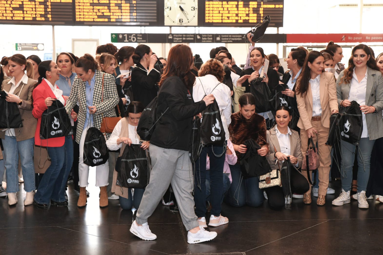 Las candidatas a bellea del foc suben al tren para llevar su esencia a Murcia