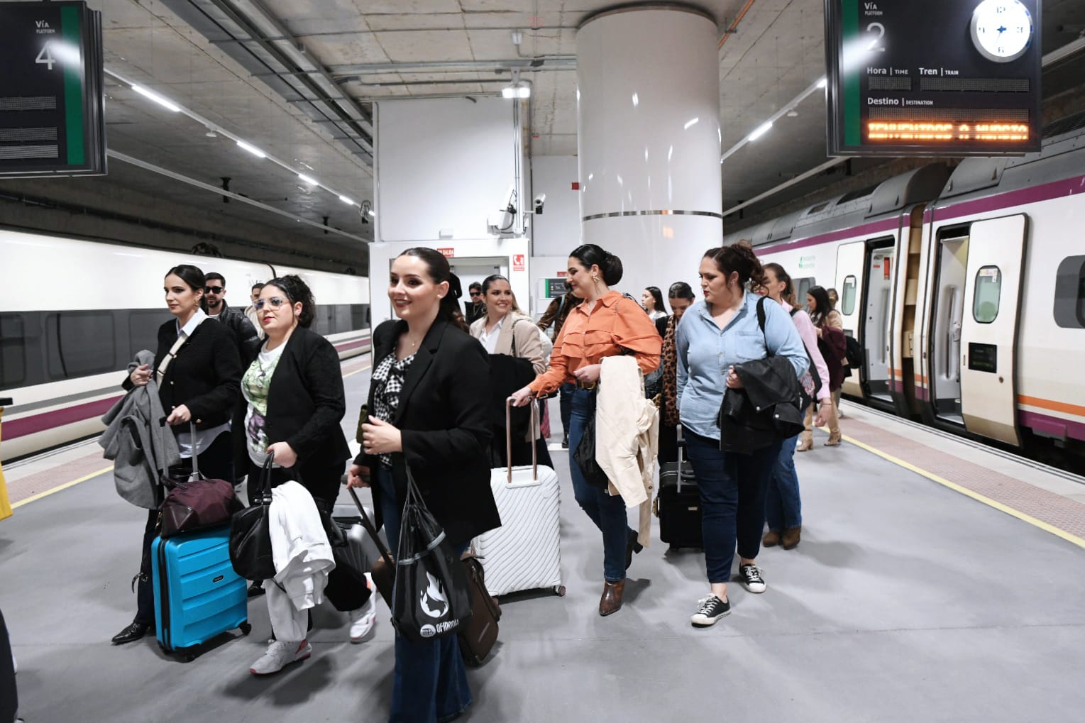 Las candidatas a bellea del foc suben al tren para llevar su esencia a Murcia