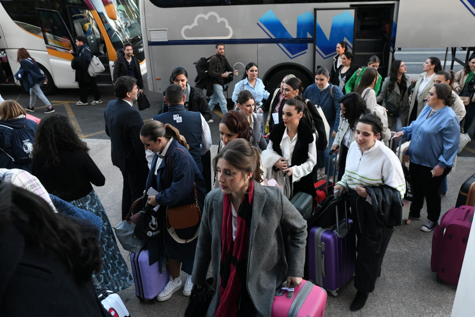 Las candidatas a bellea del foc suben al tren para llevar su esencia a Murcia