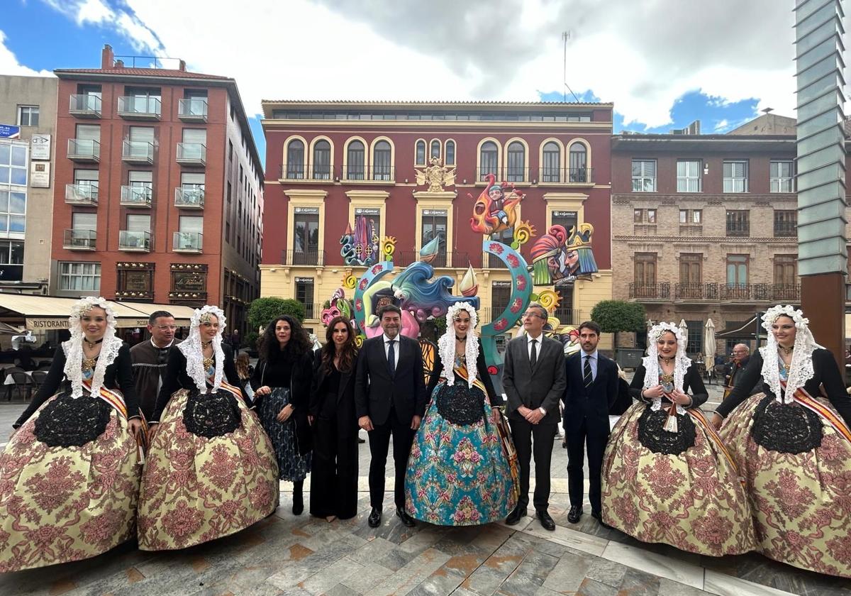 La Bellea del Foc, con las Damas del Fuego y los equipos de gobierno de Alicante y Murcia, con la hoguera de las convivencias en la plaza Julián Romea de Murcia.