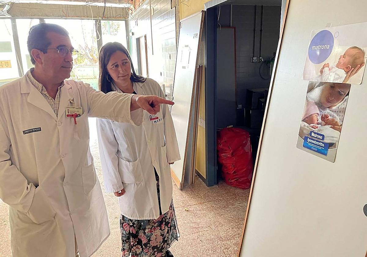 Facultativos del Hospital de Sant Joan visitan las obras de los nuevos paritorios.