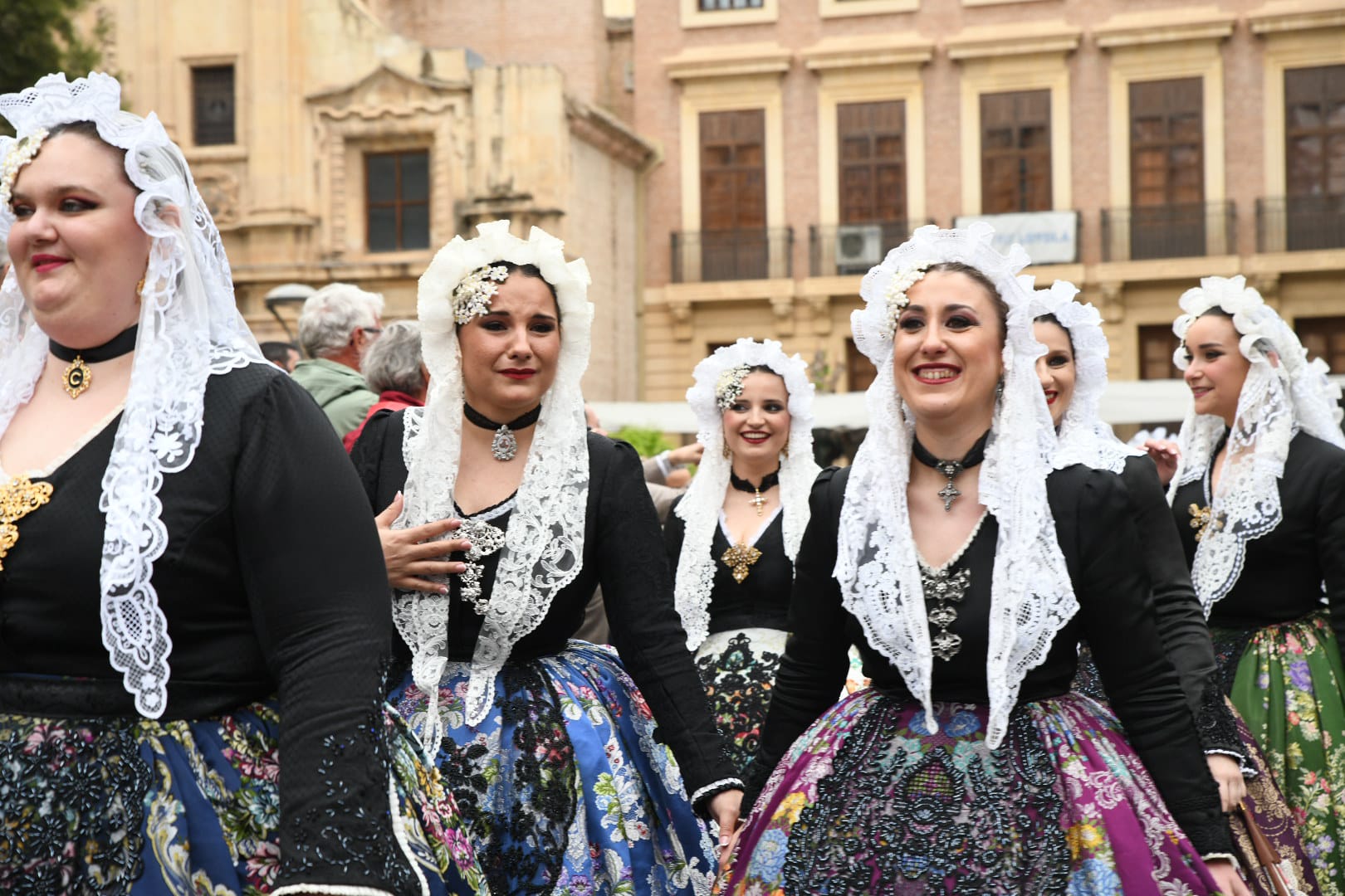 Una ola de mantillas recorre las calles de Murcia