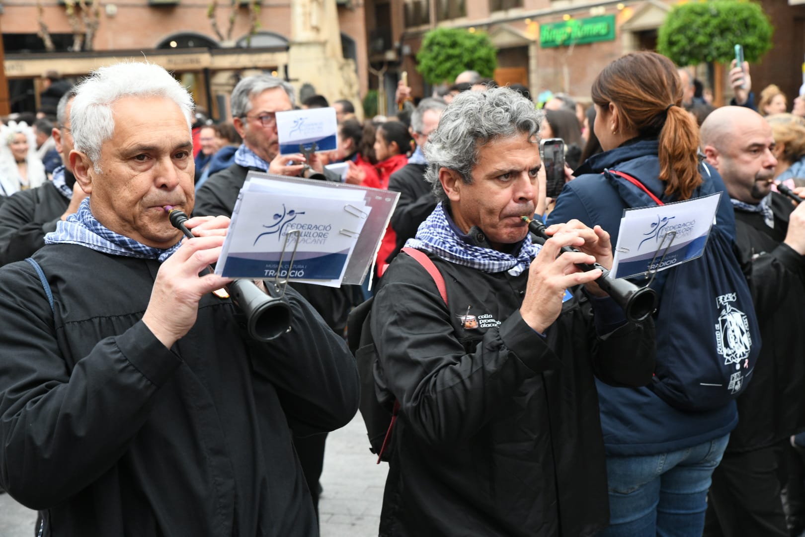 Una ola de mantillas recorre las calles de Murcia