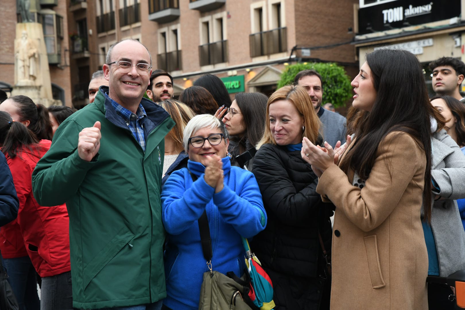 Una ola de mantillas recorre las calles de Murcia