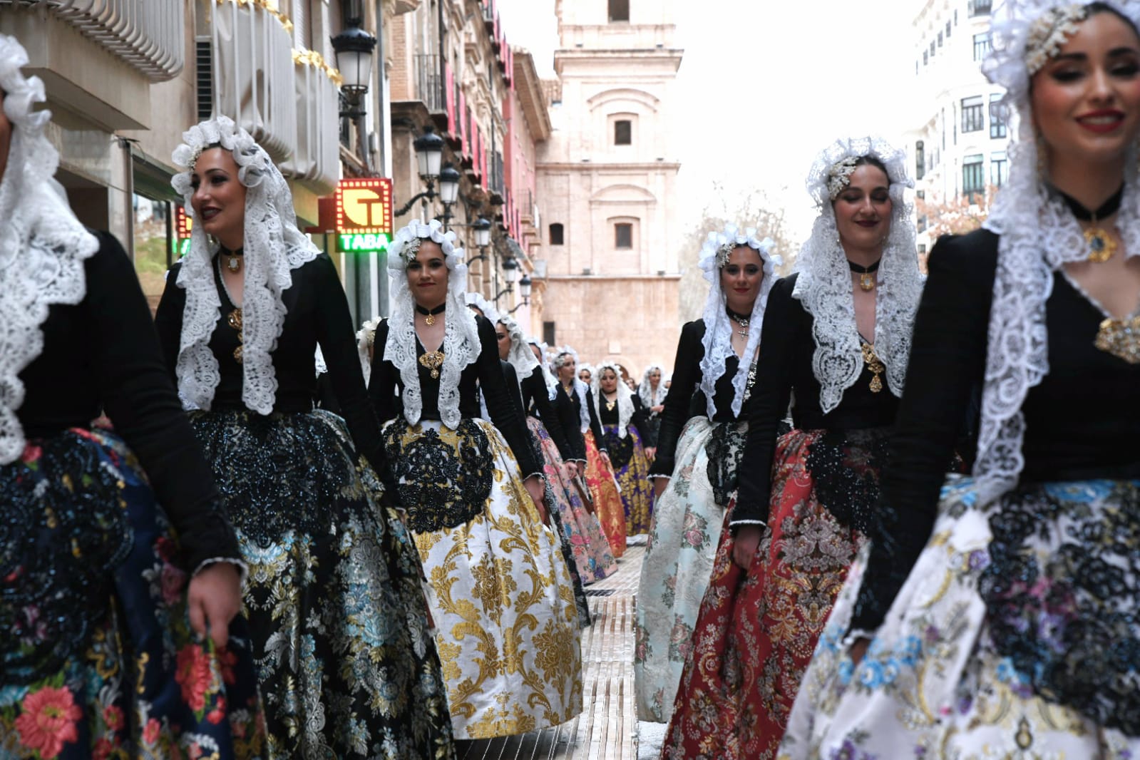 Una ola de mantillas recorre las calles de Murcia