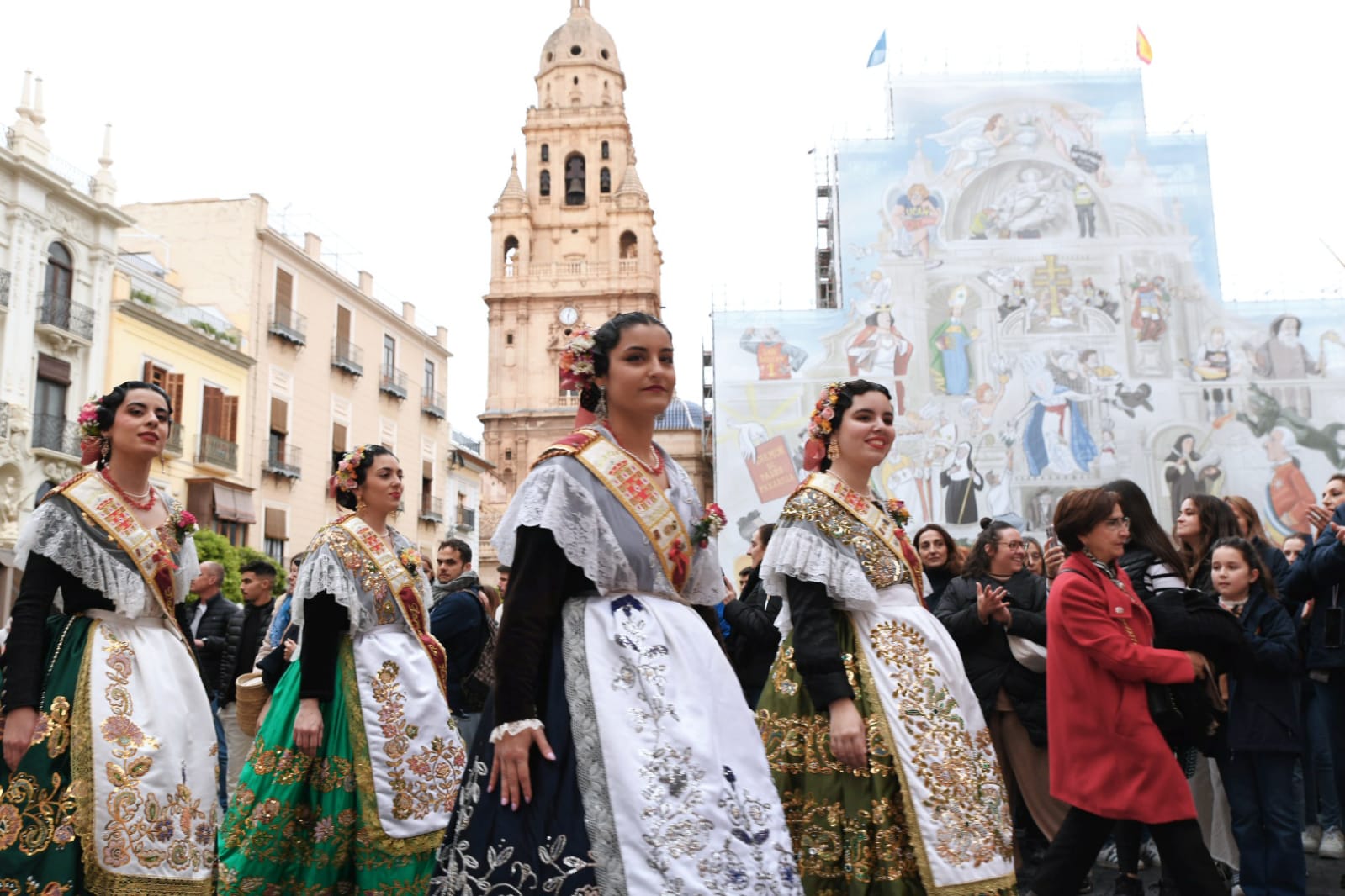 Una ola de mantillas recorre las calles de Murcia