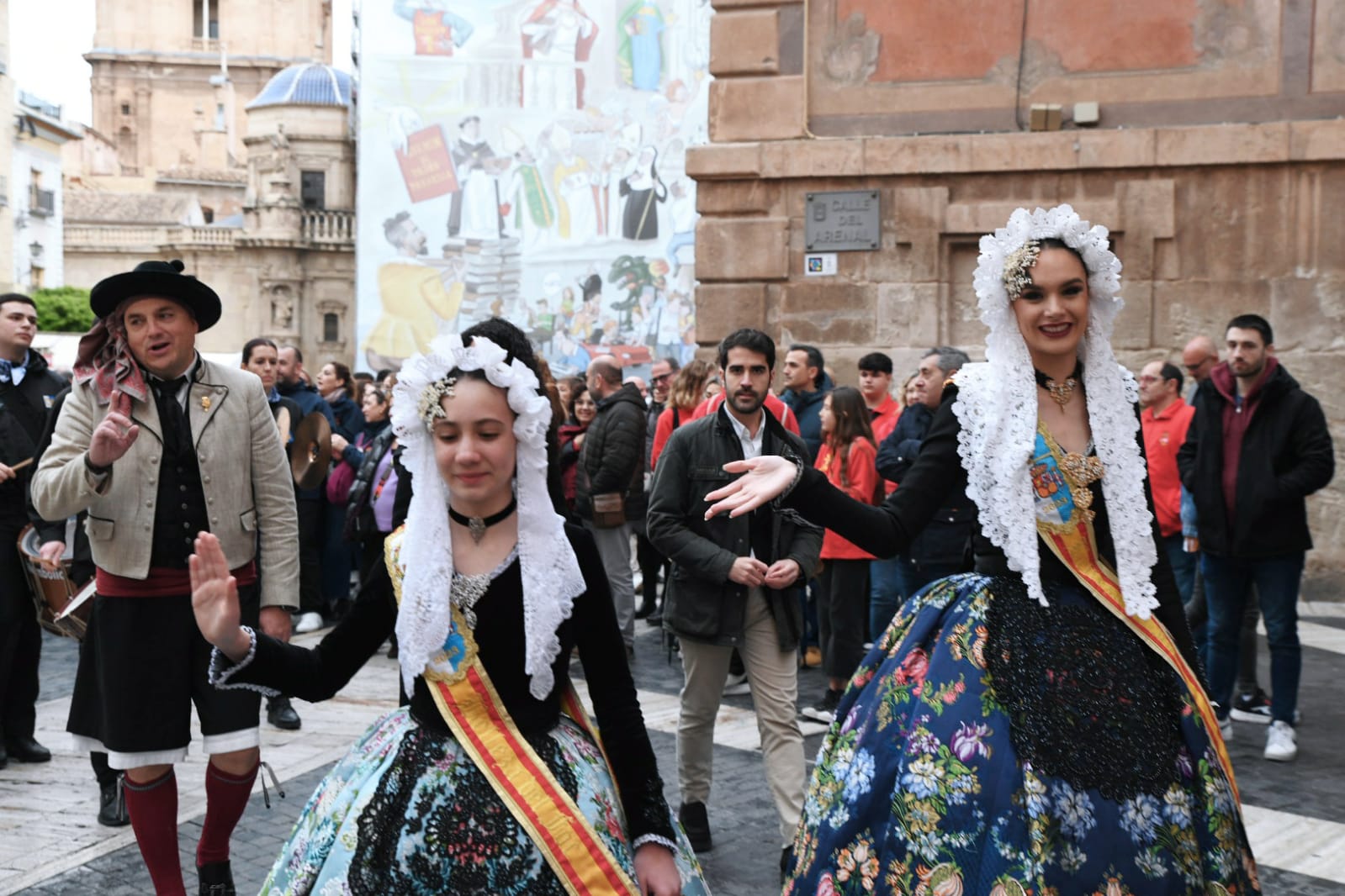 Una ola de mantillas recorre las calles de Murcia