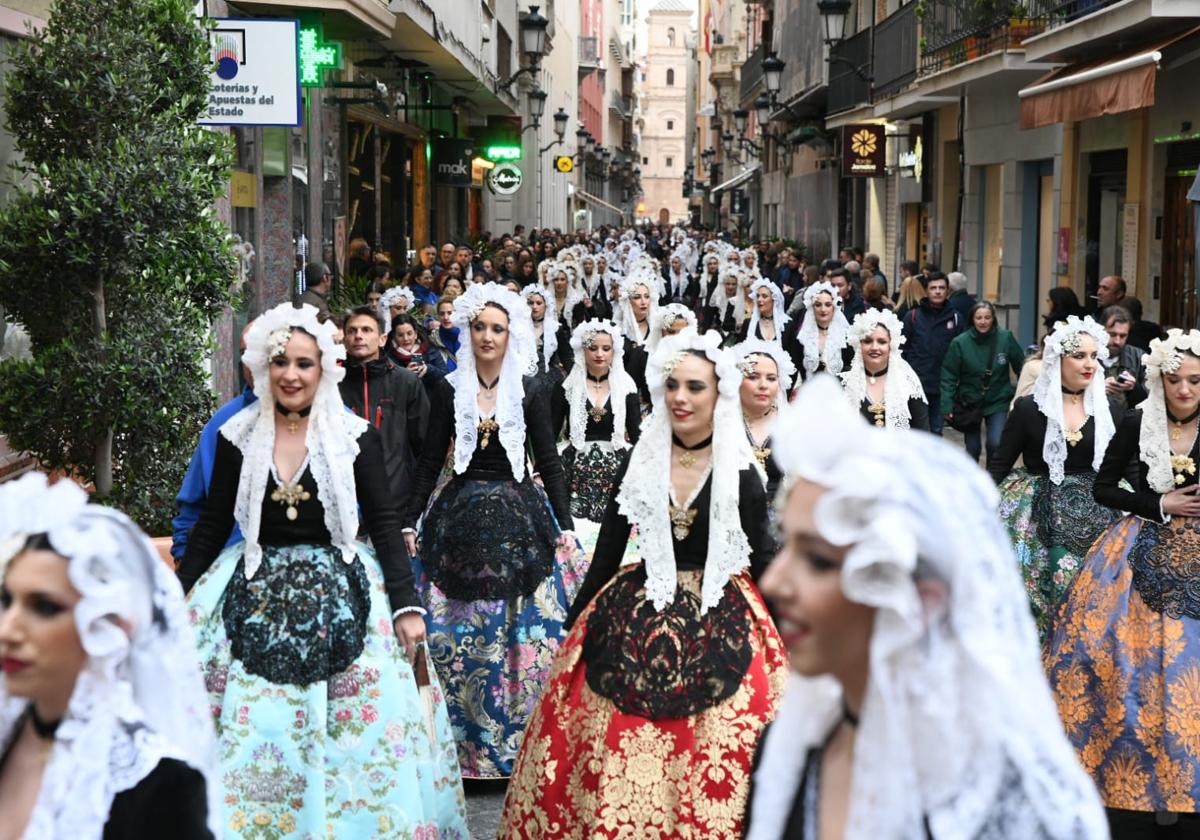 Una ola de mantillas recorre las calles de Murcia