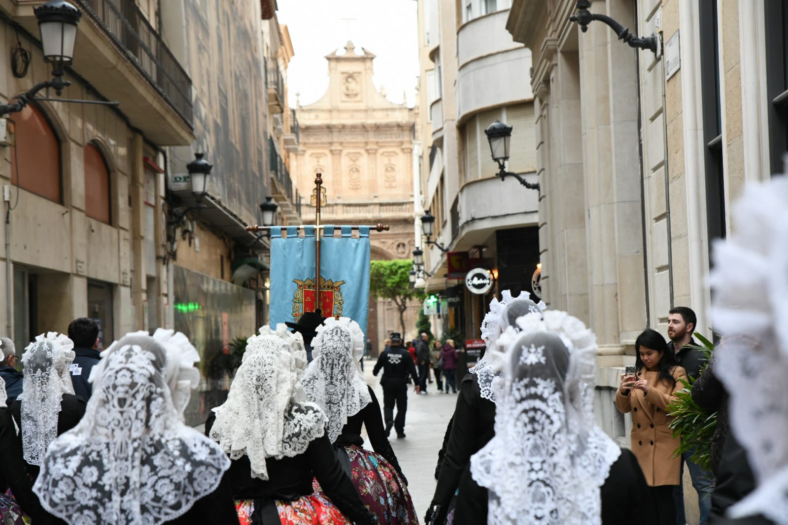 Una ola de mantillas recorre las calles de Murcia