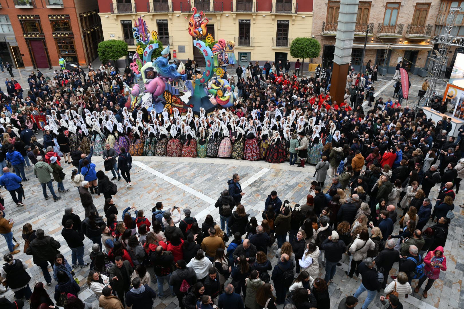 Una ola de mantillas recorre las calles de Murcia