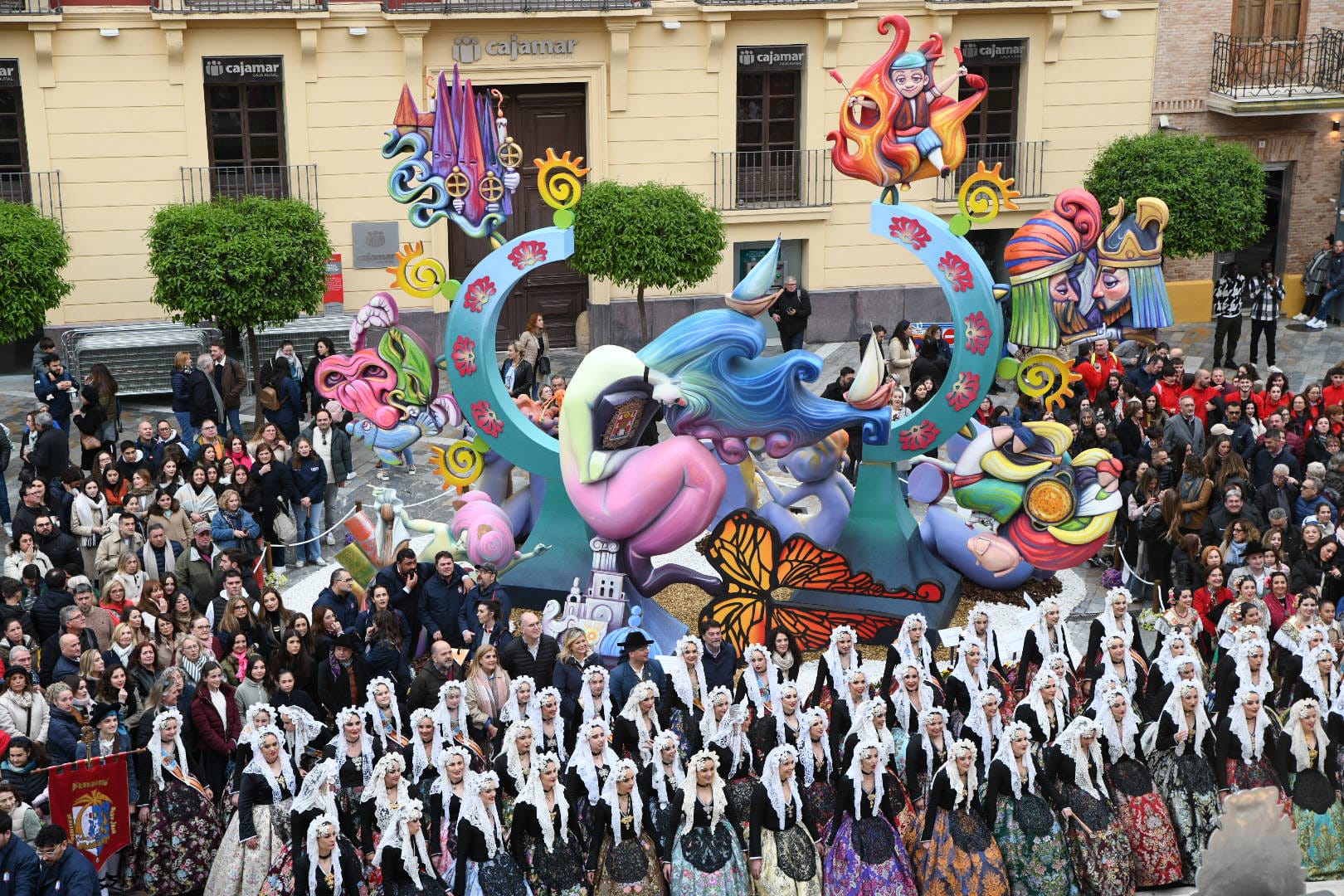 Una ola de mantillas recorre las calles de Murcia