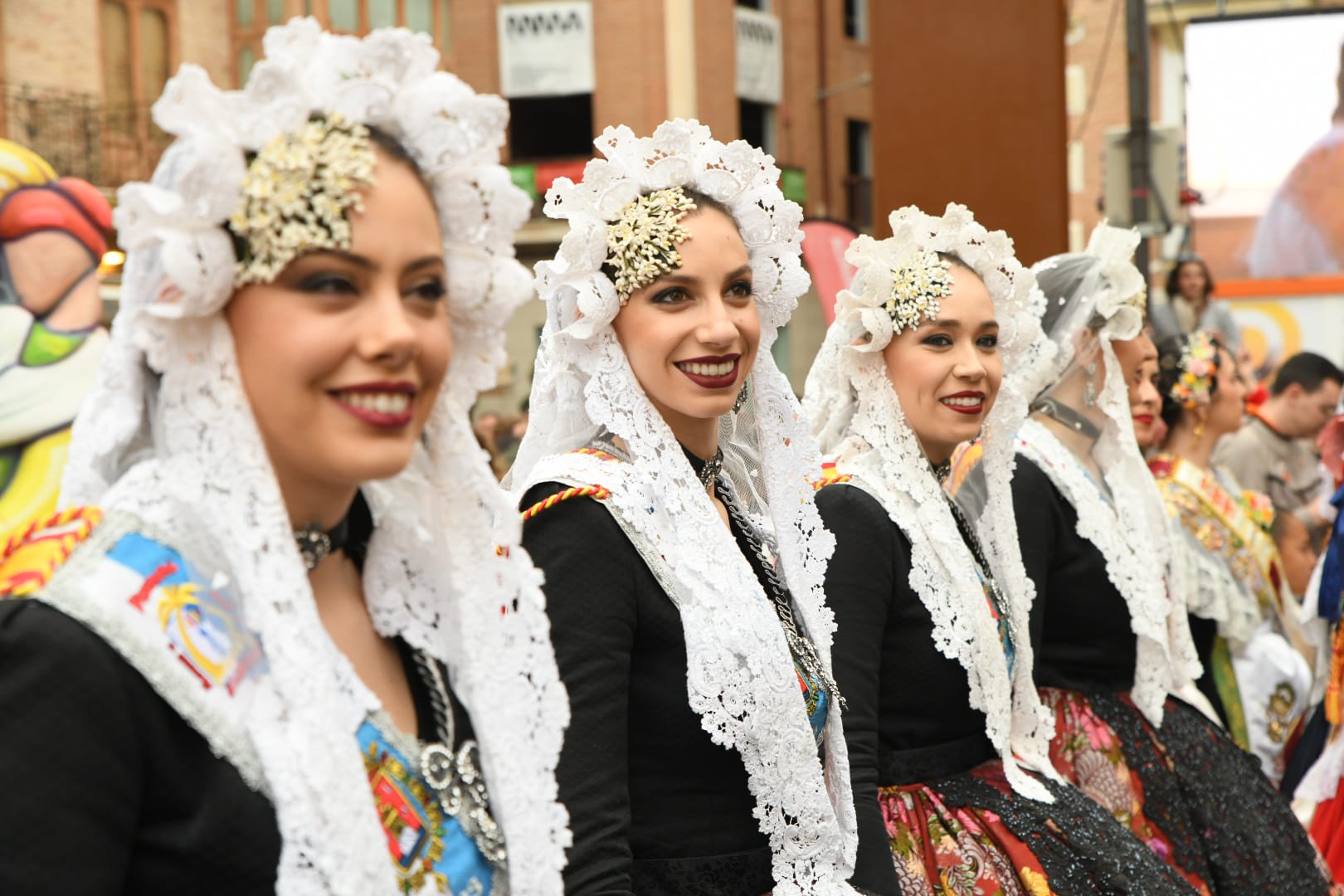 Una ola de mantillas recorre las calles de Murcia