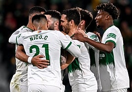 Celebración de uno de los goles del Elche ante el Alcorcón.