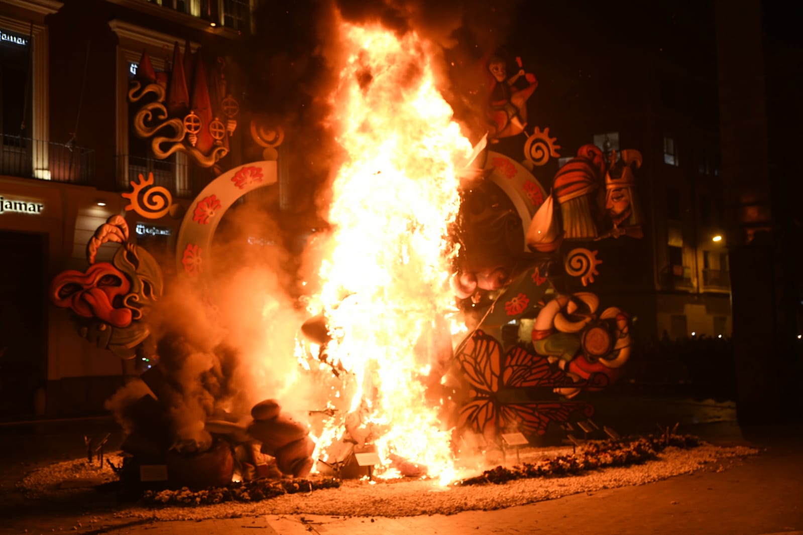 La cremà de las Hogueras de Alicante en Murcia, foto a foto