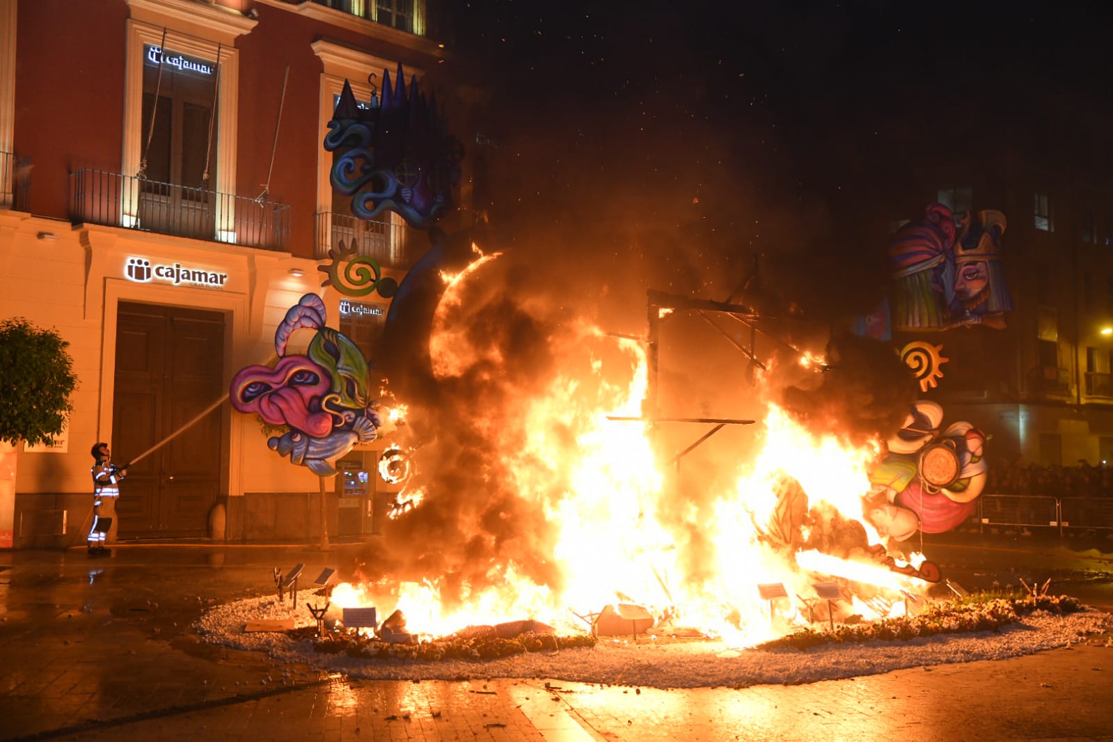 La cremà de las Hogueras de Alicante en Murcia, foto a foto