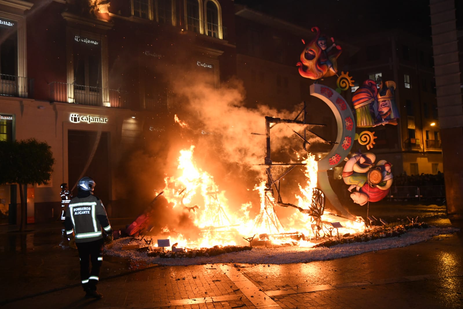 La cremà de las Hogueras de Alicante en Murcia, foto a foto