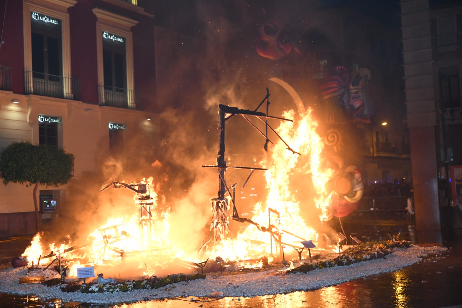 La cremà de las Hogueras de Alicante en Murcia, foto a foto