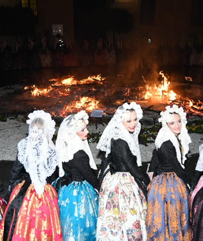 Imagen secundaria 2 - 1. Bomberos de Alicante y Murcia. | 2. Castillo de fuegos sobre el Teatro Romea. | 3. Candidatas a bellea del foc alrededor de la hoguera.