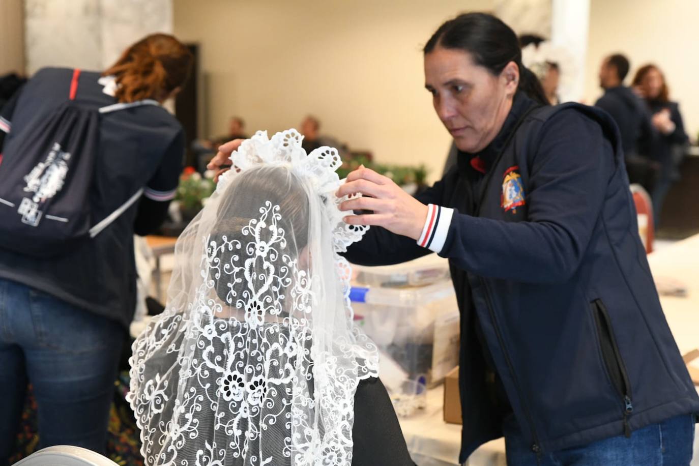 Mantillas y azahares bien sujetos para aguantar el viento murciano