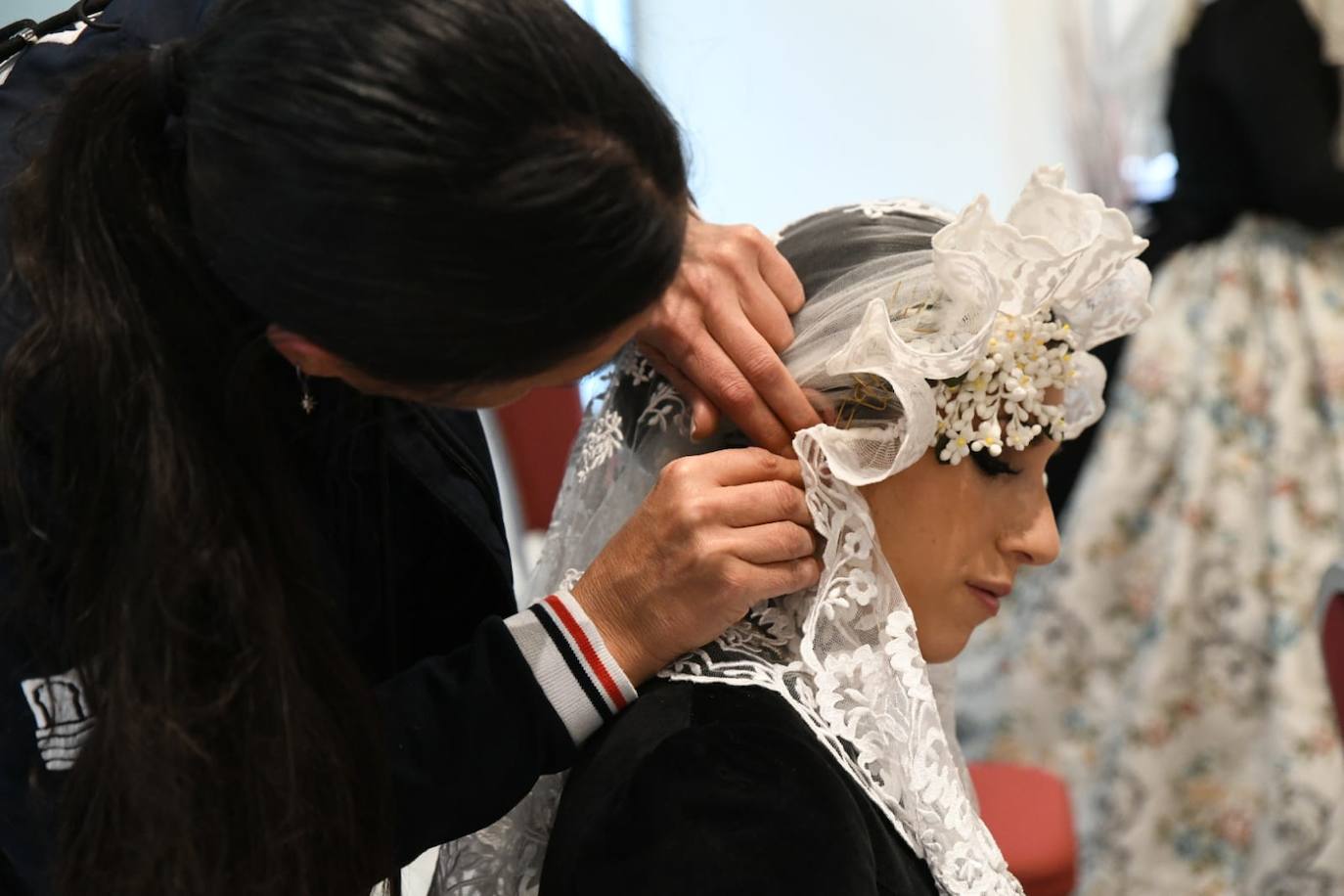 Mantillas y azahares bien sujetos para aguantar el viento murciano