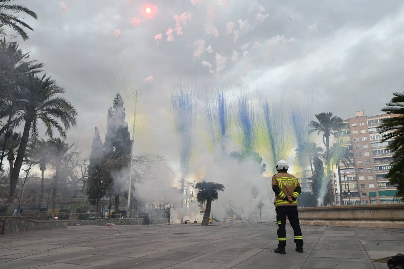 Imagen principal - Las Hogueras de Alicante hacen vibrar Murcia con una apoteósica mascletà y una ola de mantillas