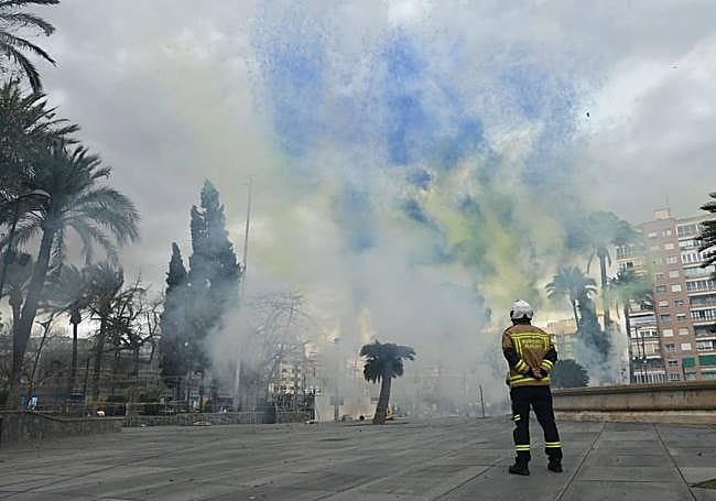 color en la mascletà de las Hogueras de Alicante en Murcia.