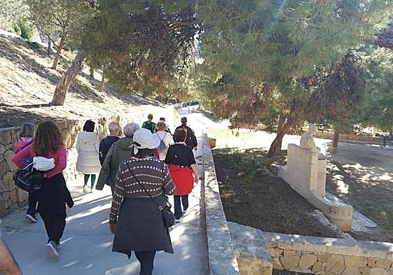 Sendero por el monte Tossal.