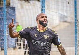 Emilio Nsue celebra el tanto de la victoria del Intercity este domingo ante el Melilla.