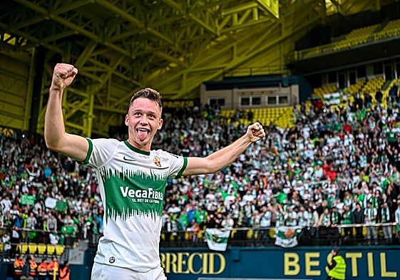 Borja Garcés celebra la victoria ante más de un millar de ilicitanos desplazados a La Cerámica.